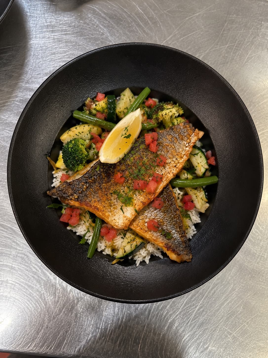 Filet de bar poêlé, légumes verts et riz basmati
