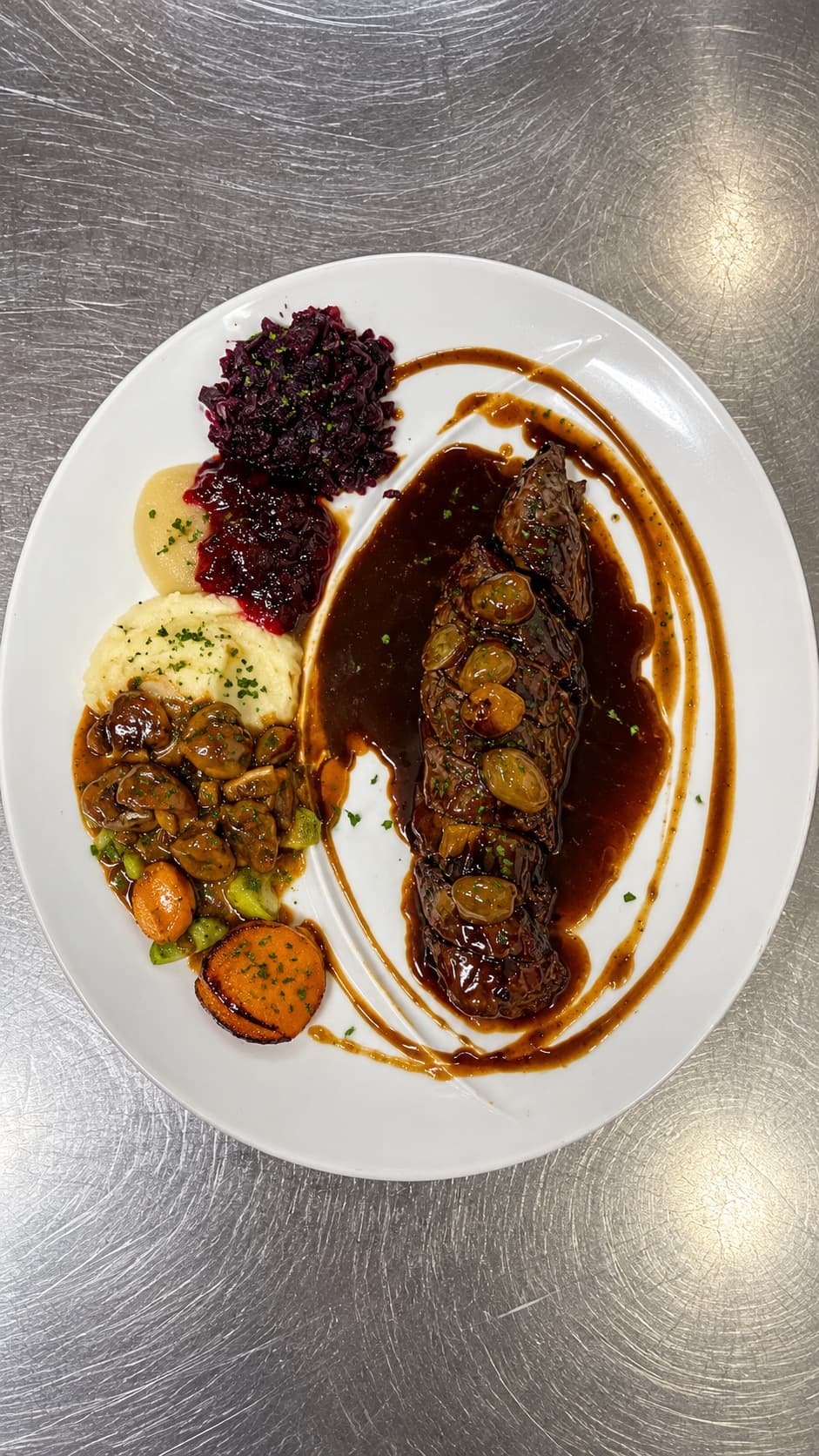 Plat de chasse : filet de sanglier aux raisins, chou rouge et purée