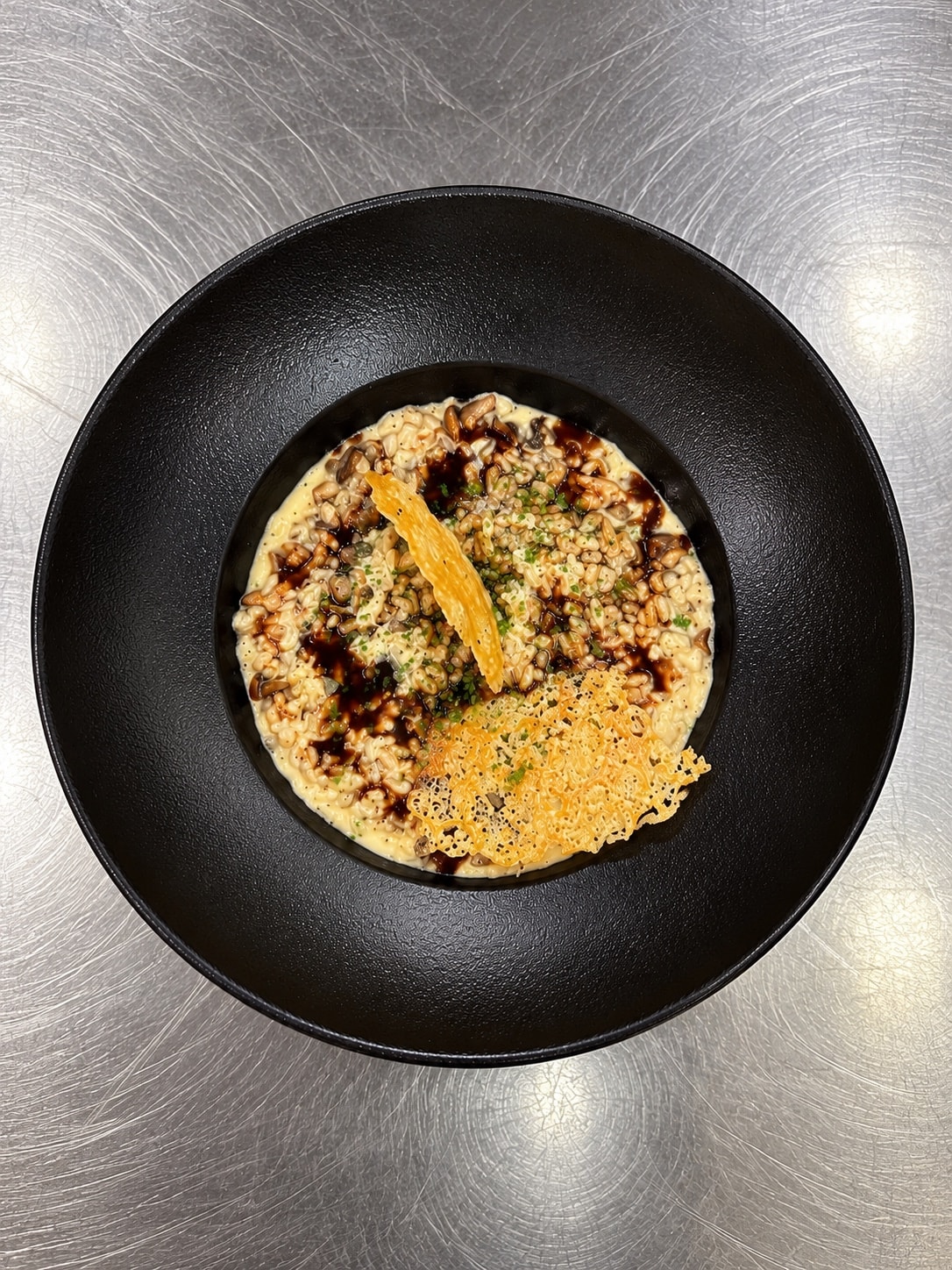 Risotto aux champignons des bois et tuile de Grana Padano