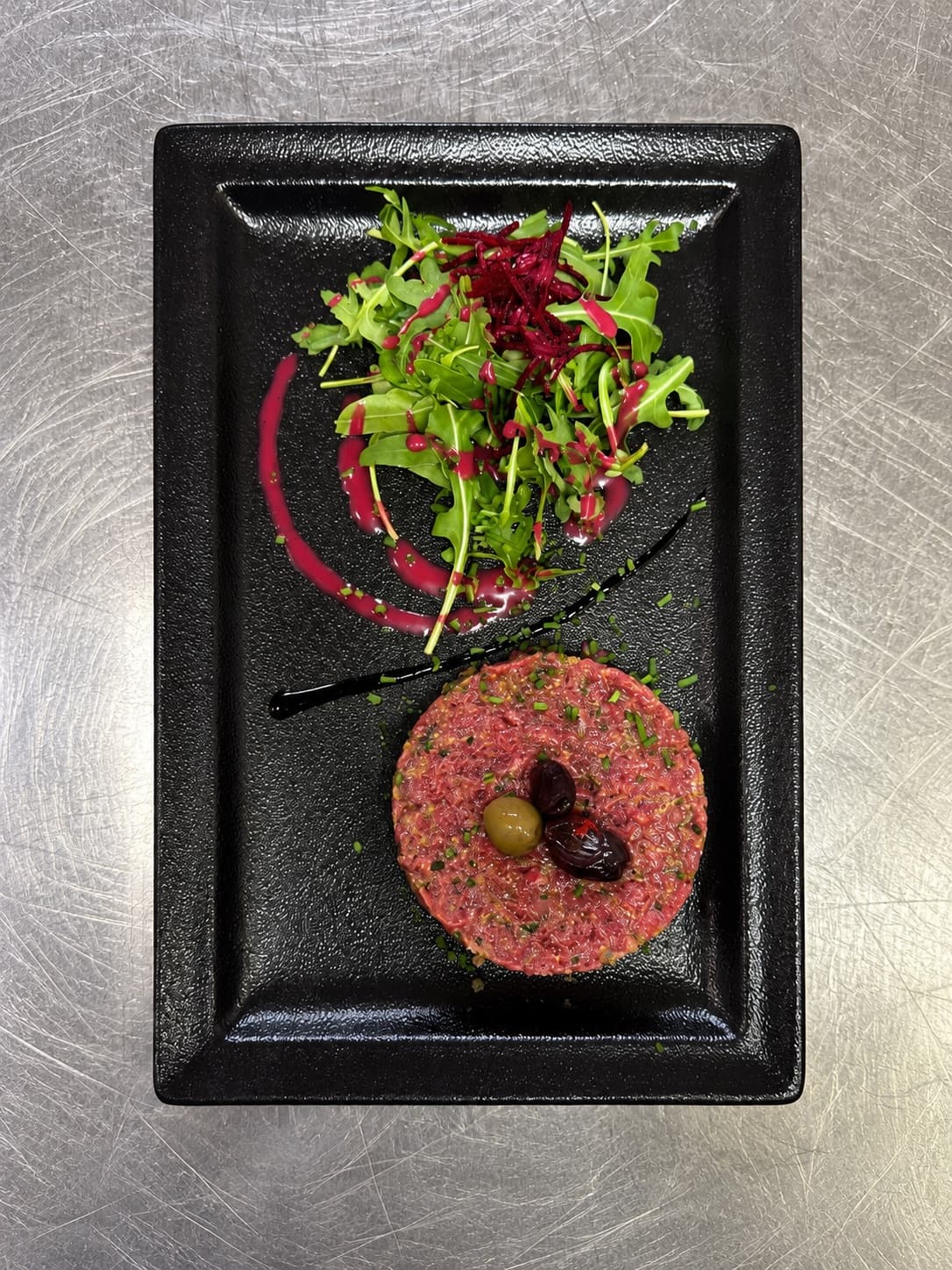 Tartare végétarien à la betterave, roquette et olives